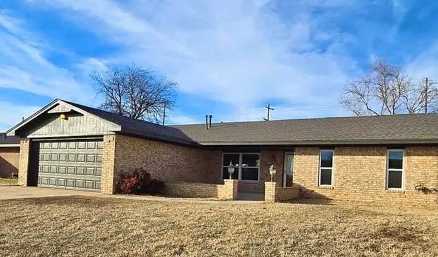 613 Comanche Trl, Altus, OK 73521 - 3 Beds, 2 Bath