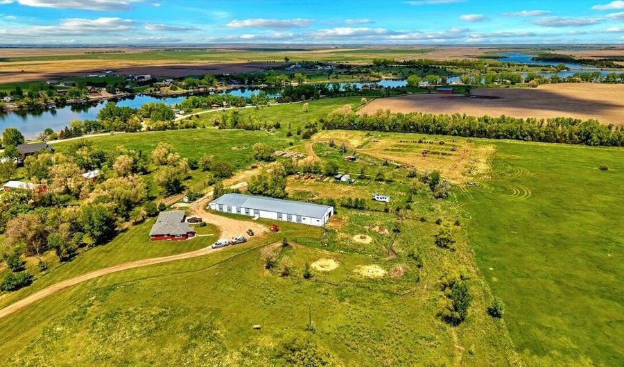 37926 127th St, Aberdeen, SD 57401 - 5 Beds, 3 Bath