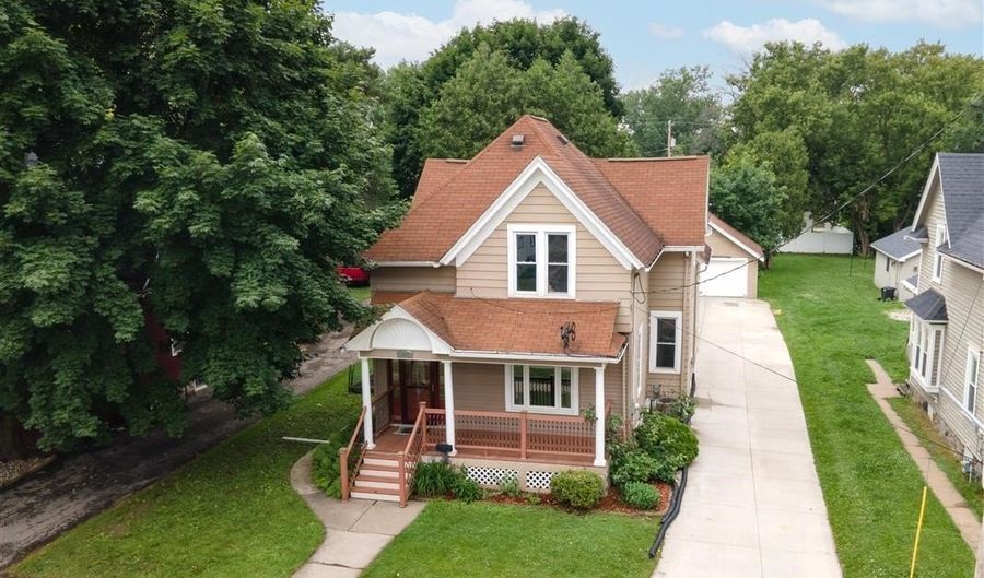 1325 N ONEIDA St, Appleton, WI 54911 - 4 Beds, 2 Bath