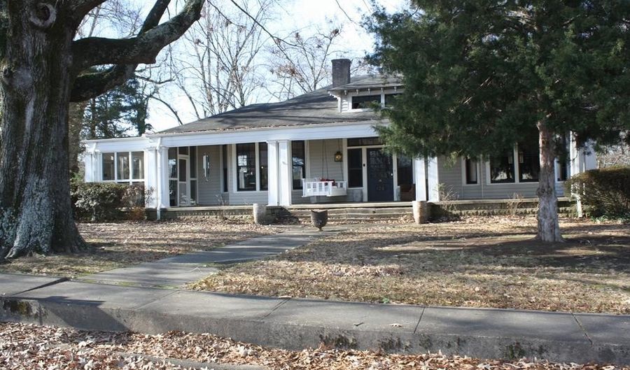 128 Eureka St, Batesville, MS 38606 - 3 Beds, 3 Bath
