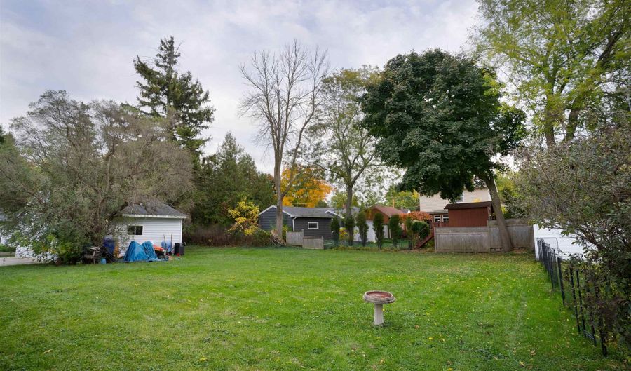 1517 W ROGERS Ave, Appleton, WI 54914 - 2 Beds, 1 Bath