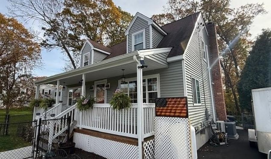11 Woodside Ave, Cumberland, RI 02864 - 2 Beds, 2 Bath