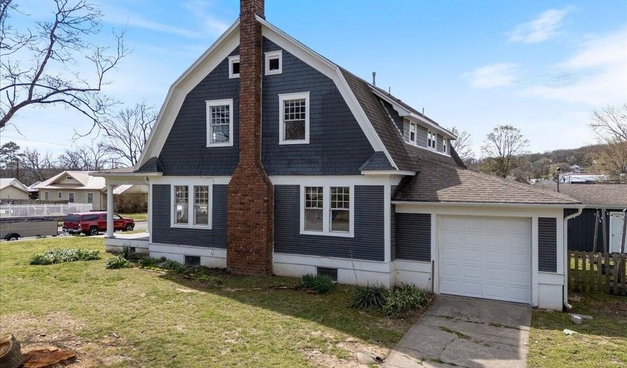 307 E Beaver St, Anderson, MO 64831 - 3 Beds, 2 Bath
