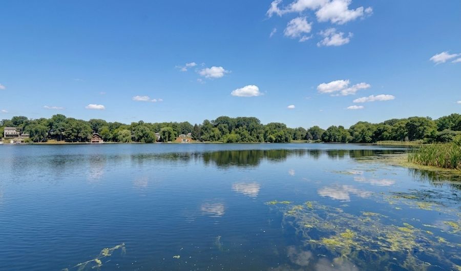 42037 N Old Lake Ave, Antioch, IL 60002 - 6 Beds, 4 Bath