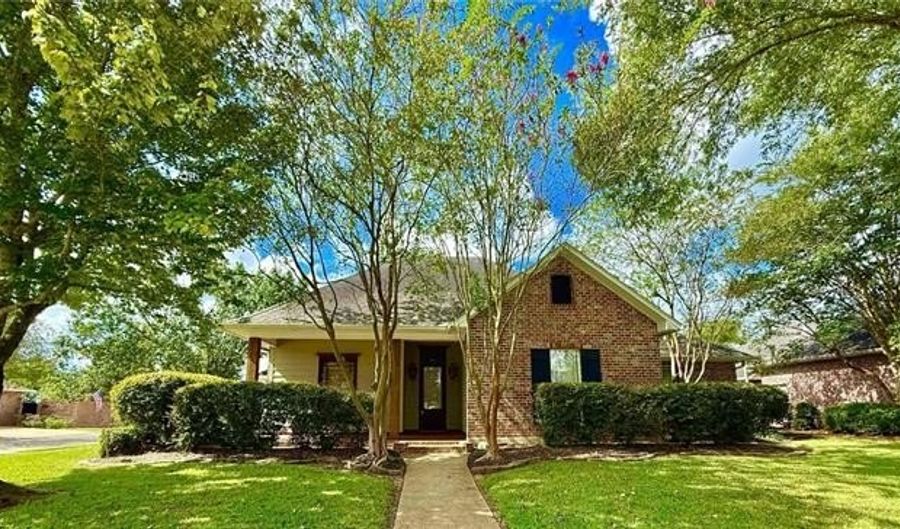 358 W SHORE Dr, Alexandria, LA 71303 - 4 Beds, 3 Bath