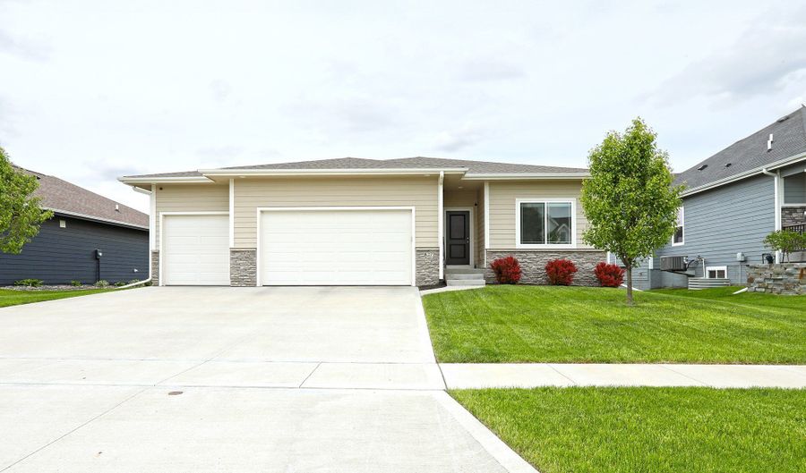 827 33rd Ct SW, Altoona, IA 50009 - 4 Beds, 3 Bath