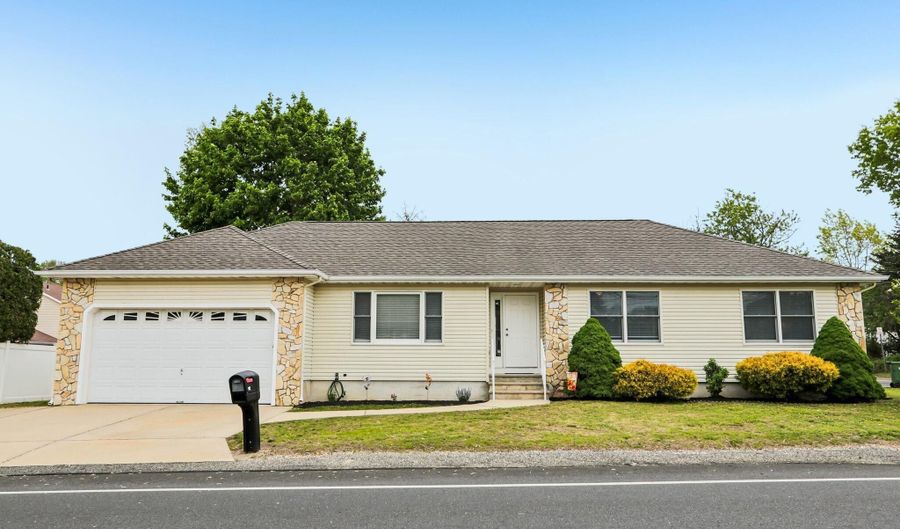 92 Birch St, Beachwood, NJ 08722 - 3 Beds, 2 Bath