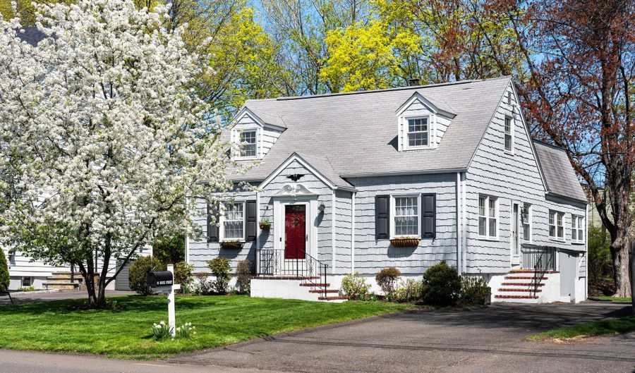 65 Maple St, Darien, CT 06820 - 5 Beds, 2 Bath