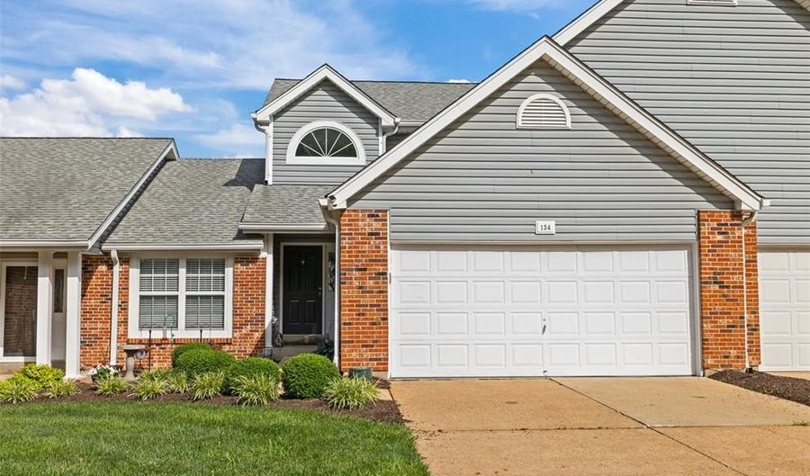 134 Holloway Rd, Ballwin, MO 63011 - 2 Beds, 4 Bath