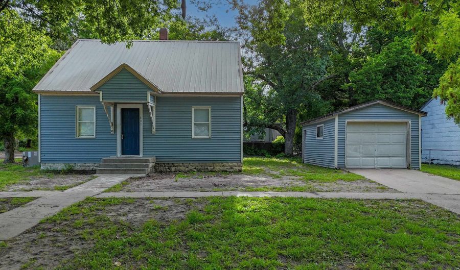 801 N C St, Arkansas City, KS 67005 - 4 Beds, 1 Bath