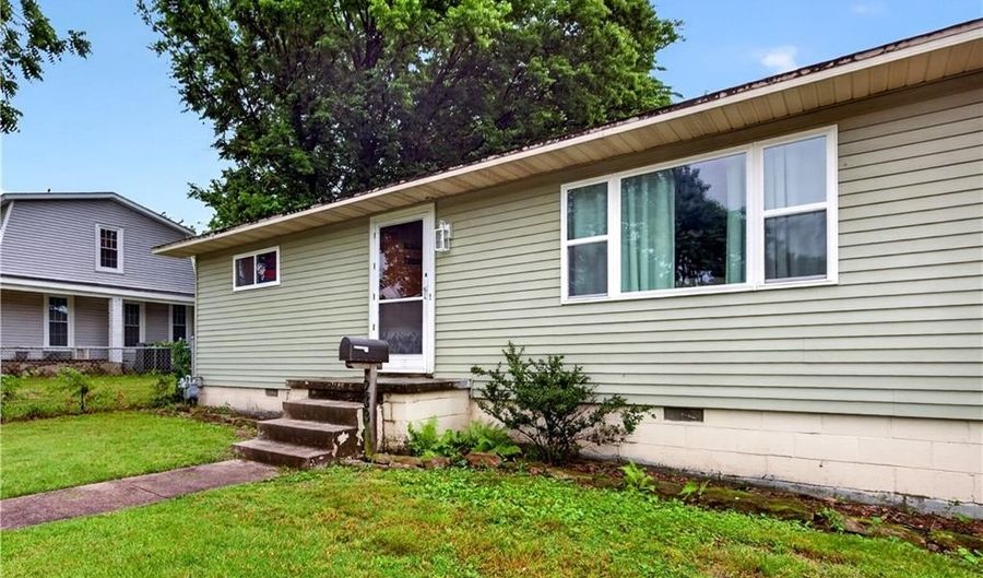 233 22nd St, Baxter Springs, KS 66713 - 2 Beds, 1 Bath