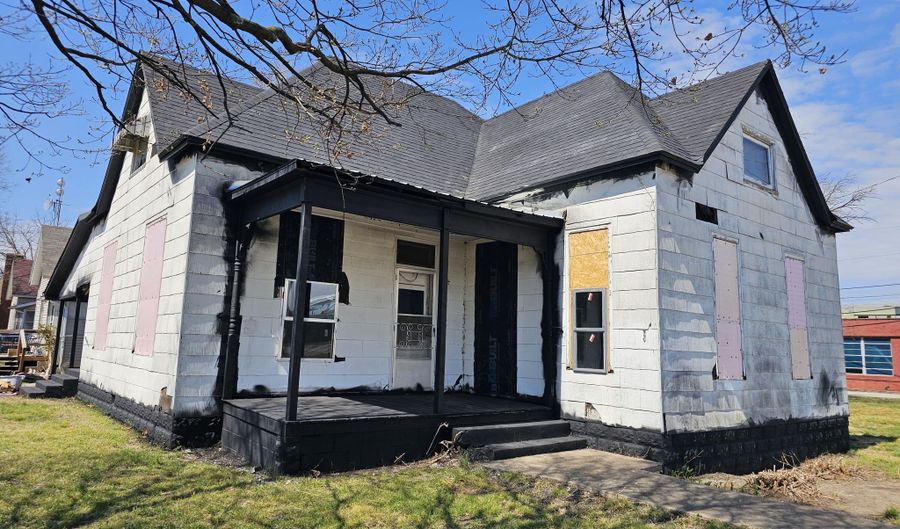 135 E Locust St, Aurora, MO 65605 - 3 Beds, 1 Bath