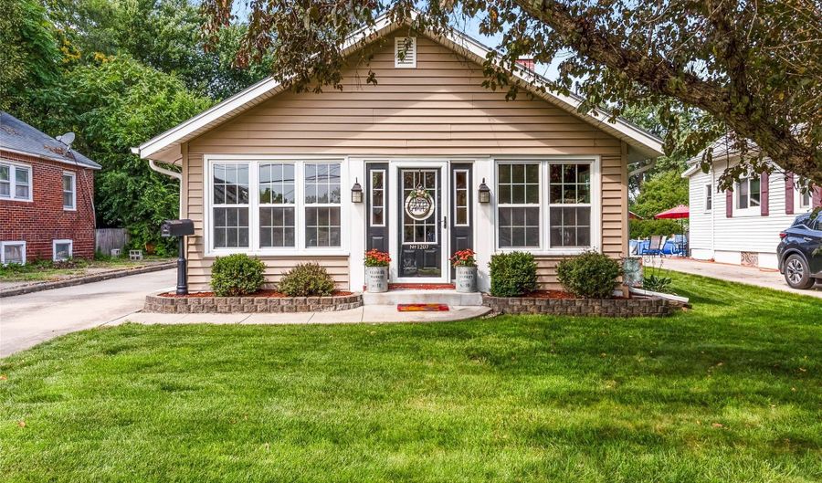1207 Emma Ave, Des Moines, IA 50315 - 2 Beds, 1 Bath