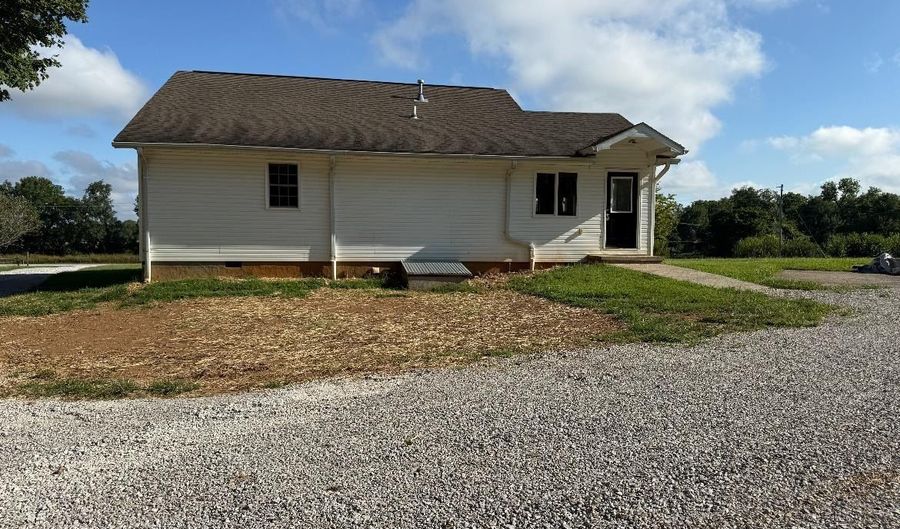 571 E Main St, Auburn, KY 42206 - 3 Beds, 2 Bath