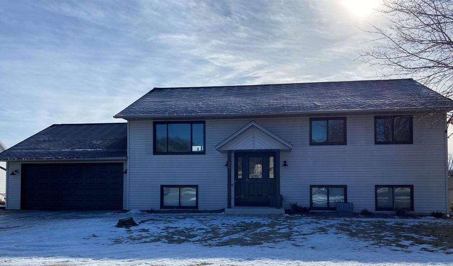 29 Jaz Cir, Reedsburg, WI 53959 - 5 Beds, 2 Bath