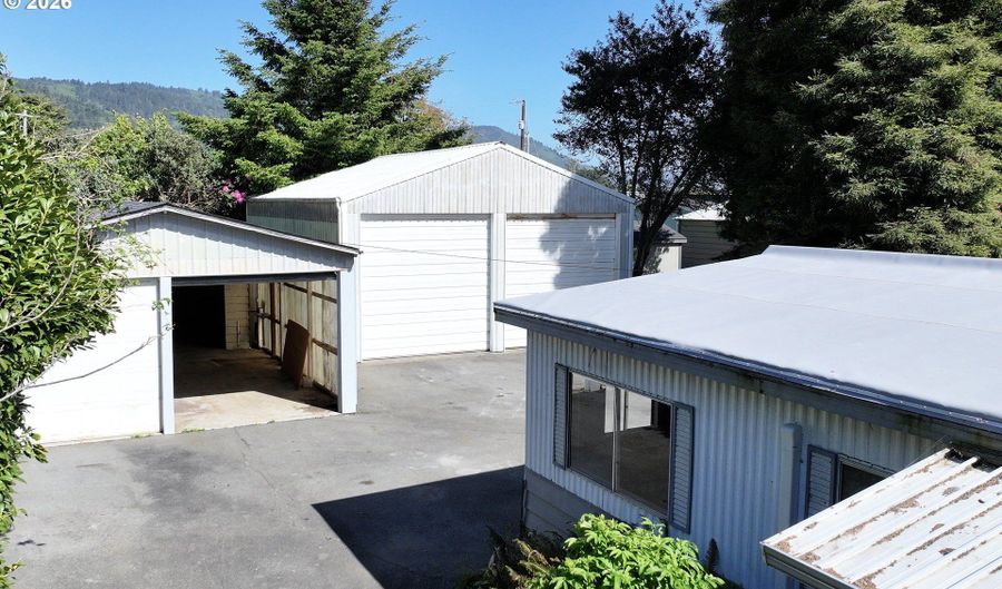 15931 OCEANVIEW Dr, Brookings, OR 97415 - 3 Beds, 2 Bath