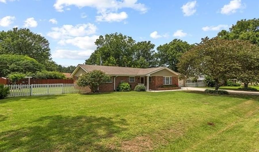 1407 Manor Dr, Bartlesville, OK 74006 - 3 Beds, 2 Bath
