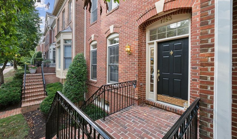 1753 22ND St N, Arlington, VA 22209 - 3 Beds, 3 Bath