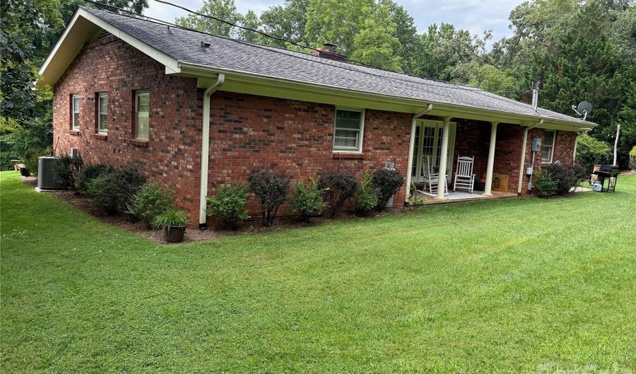 11 Thornberry Dr, Alexander, NC 28701 - 3 Beds, 2 Bath