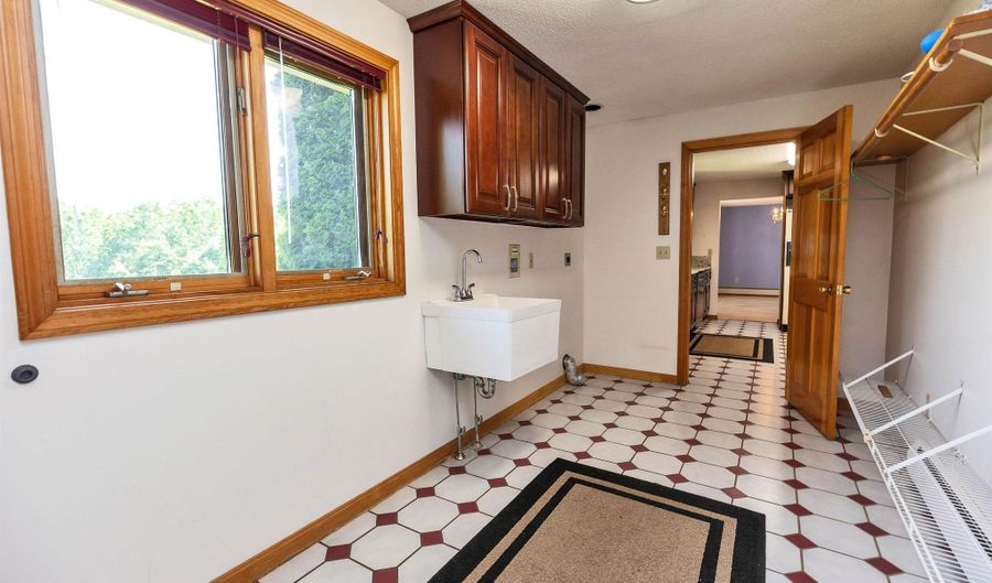 8 Longview Dr, Bow, NH 03304 - 4 Beds, 6 Bath