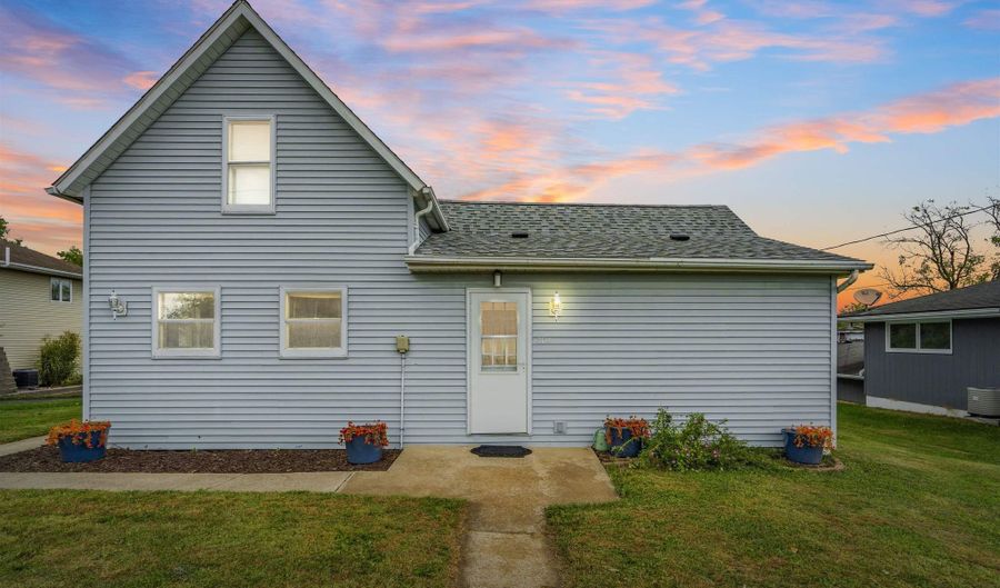 304 E Plum St, Anamosa, IA 52205 - 2 Beds, 2 Bath
