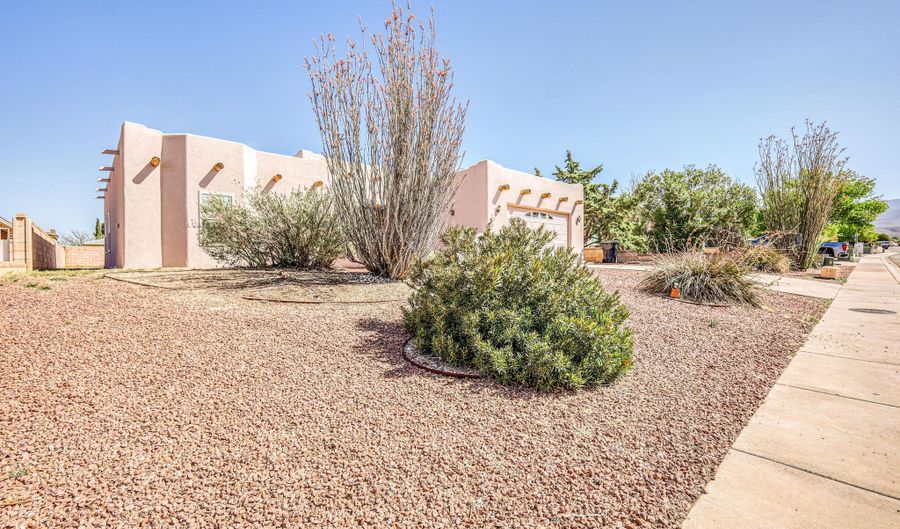 327 Cielo Grande, Alamogordo, NM 88310 - 4 Beds, 2 Bath