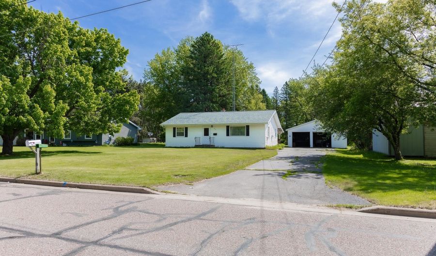 627 DERESCH St, Antigo, WI 54409 - 2 Beds, 2 Bath