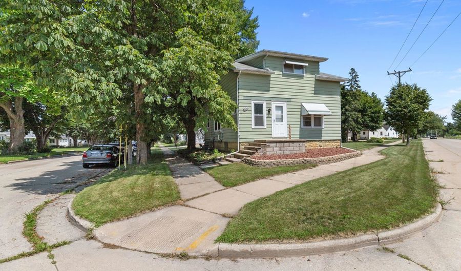 1020 E RANDALL Ave, Appleton, WI 54911 - 3 Beds, 1 Bath