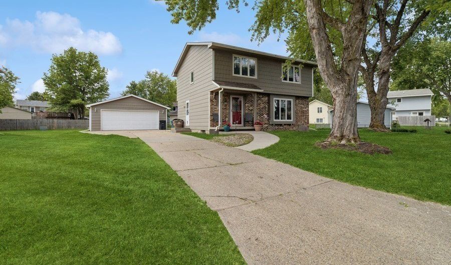1304 7th St NW, Altoona, IA 50009 - 3 Beds, 3 Bath
