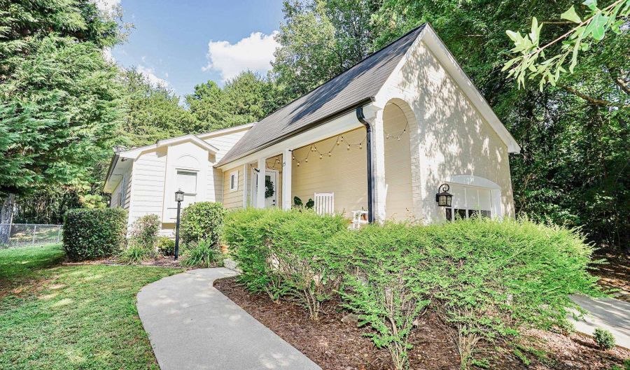 25 Venning Ct, Greenville, SC 29609 - 3 Beds, 2 Bath