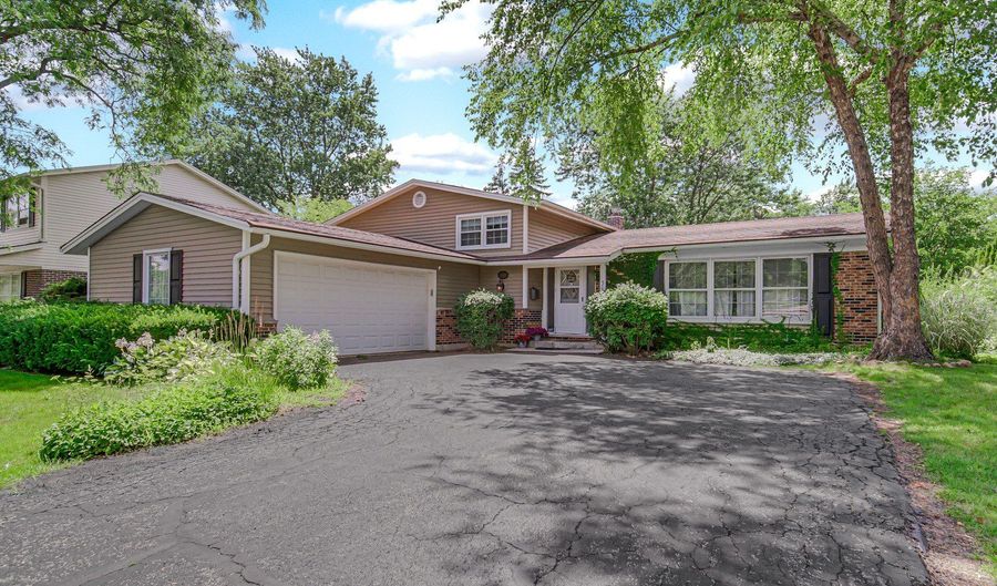 3010 N Kennicott Ave, Arlington Heights, IL 60004 - 4 Beds, 3 Bath