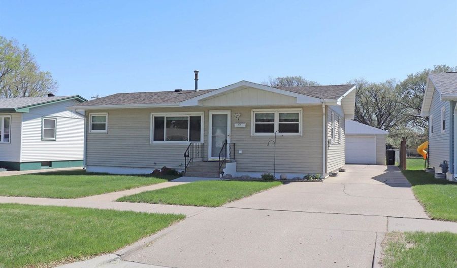 729 S 16th St, Bismarck, ND 58504 - 4 Beds, 3 Bath