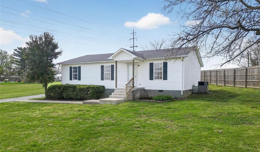 393 Peterson Ave, Auburn, KY 42206 - 3 Beds, 2 Bath
