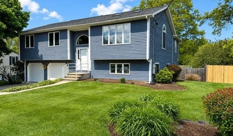 12 Pat Dr, Lincoln, RI 02865 - 3 Beds, 2 Bath