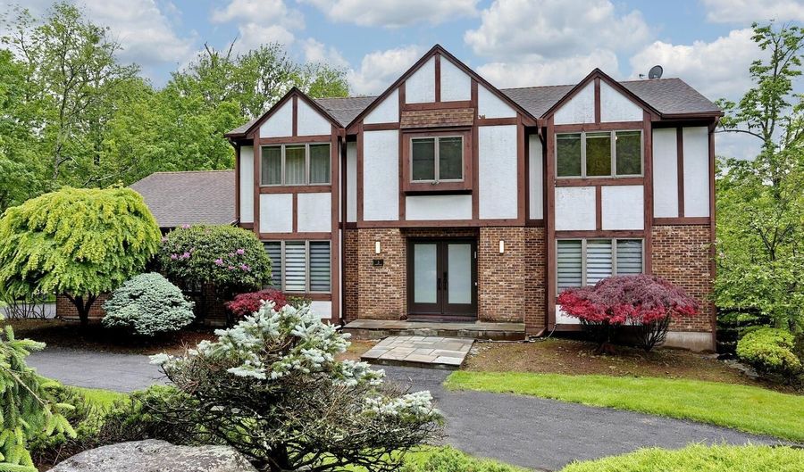 3 Larissa Ct, Airmont, NY 10952 - 6 Beds, 4 Bath