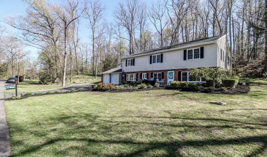 5 Bayberry Dr, Brookfield, CT 06804 - 4 Beds, 3 Bath