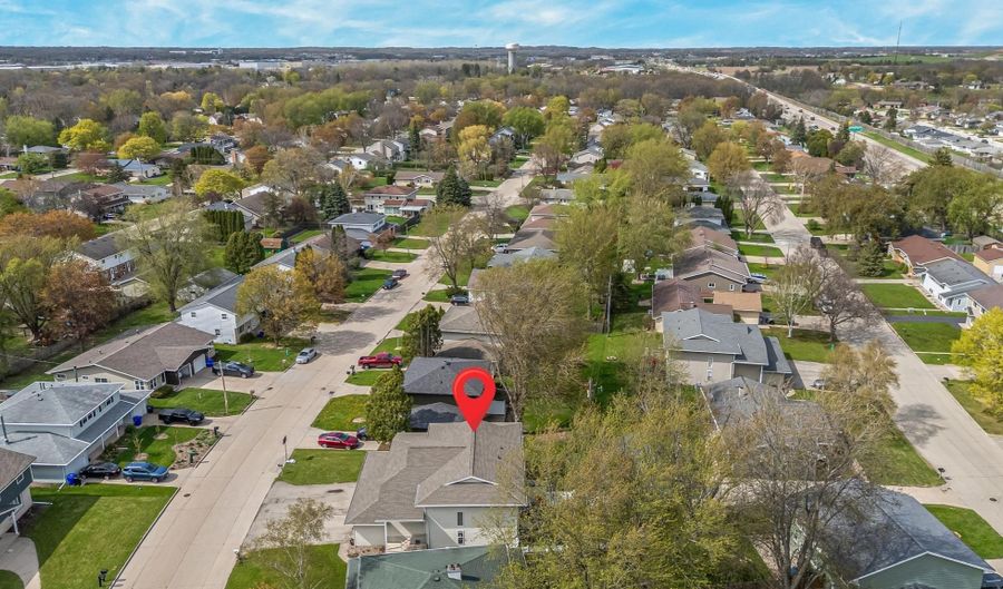 722 N HAWTHORNE Dr, Appleton, WI 54915 - 3 Beds, 2 Bath