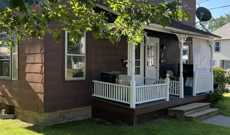 556 S Main St, Brattleboro, VT 05301 - 6 Beds, 2 Bath