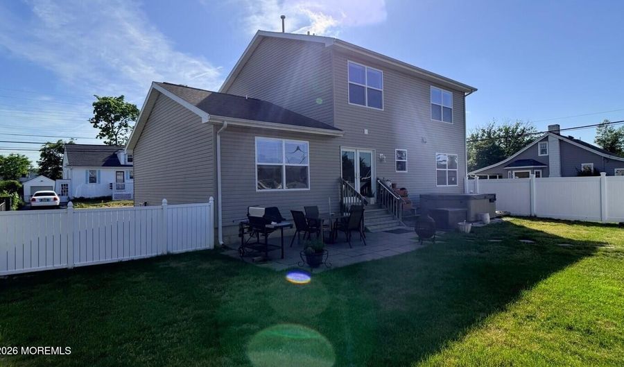 6 Spring St, Beachwood, NJ 08722 - 3 Beds, 3 Bath