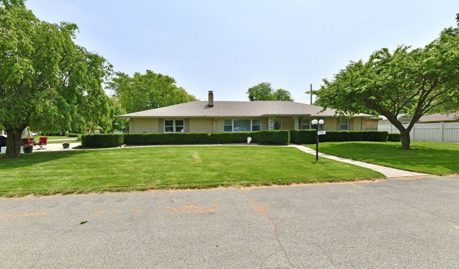 1910 Ivy Dr, Anderson, IN 46011 - 5 Beds, 3 Bath