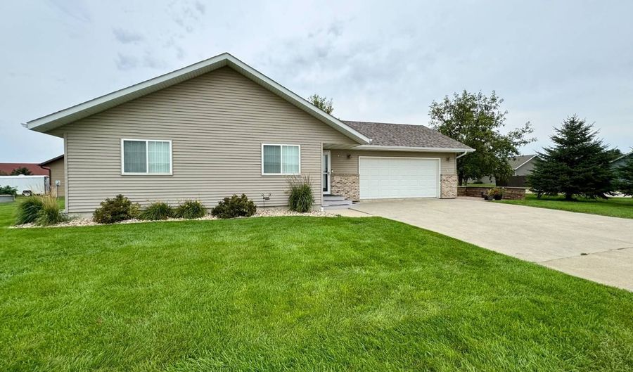 1102 11th Ave, Britton, SD 57430 - 3 Beds, 2 Bath