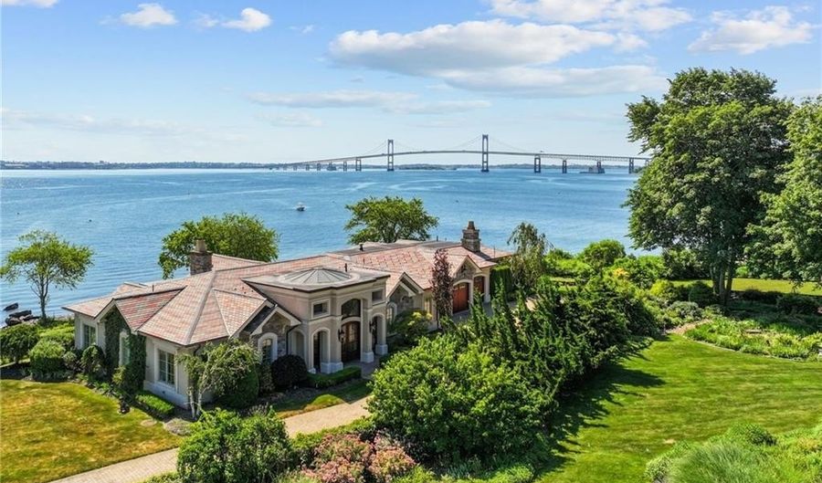 5 Decatur Ave, Jamestown, RI 02835 - 3 Beds, 3 Bath