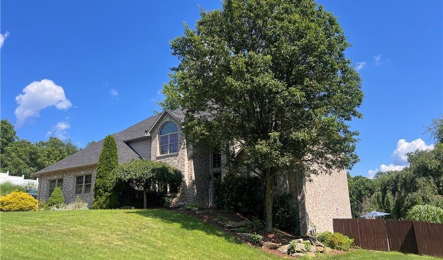 456 Finnin Rd, Allegheny Twp., PA 15068 - 4 Beds, 4 Bath