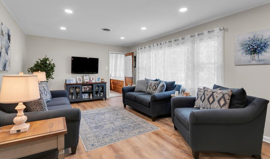 324 E End Ave, Belford, NJ 07718 - 3 Beds, 2 Bath
