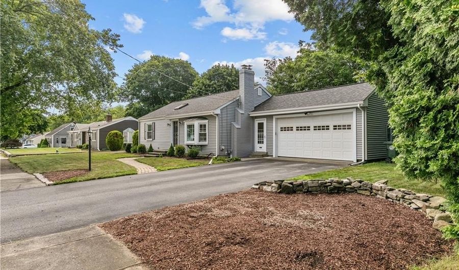 12 Terrace Dr, Bristol, RI 02809 - 3 Beds, 2 Bath