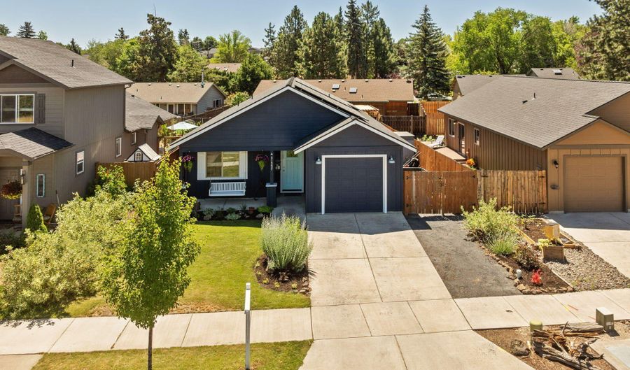 21227 Thornhill Ln, Bend, OR 97701 - 3 Beds, 2 Bath