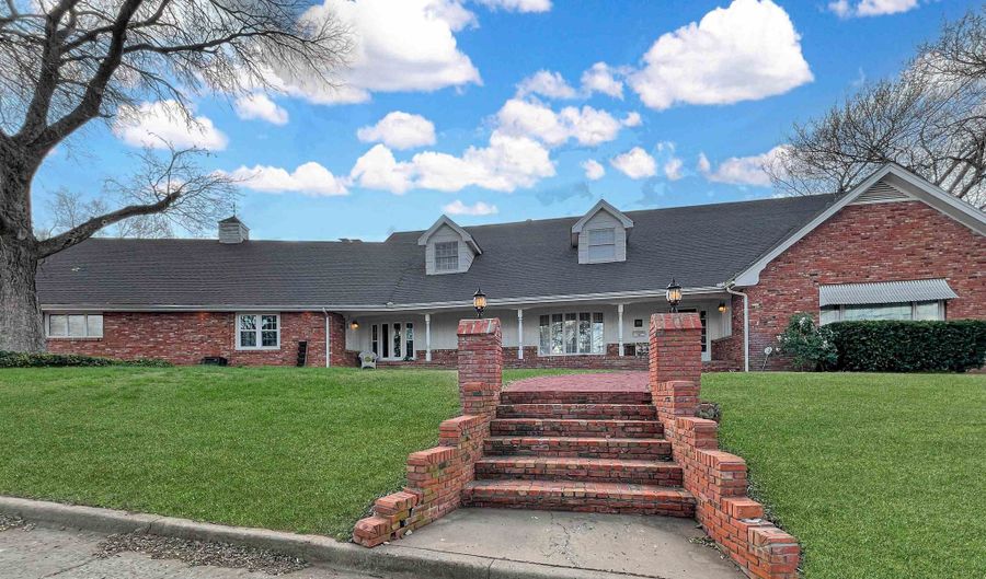 701 13th, Alva, OK 73717 - 5 Beds, 4 Bath