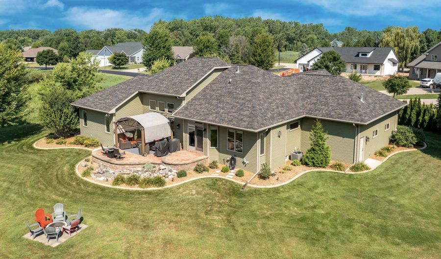 1101 W STARVIEW Ct, Appleton, WI 54913 - 5 Beds, 4 Bath