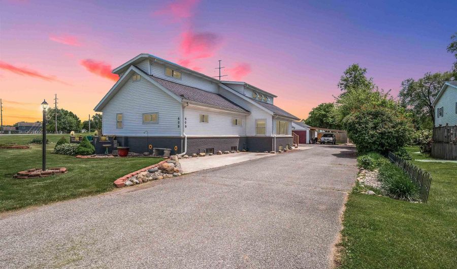 609 Old Brick Rd, Auburn, IN 46706 - 4 Beds, 4 Bath