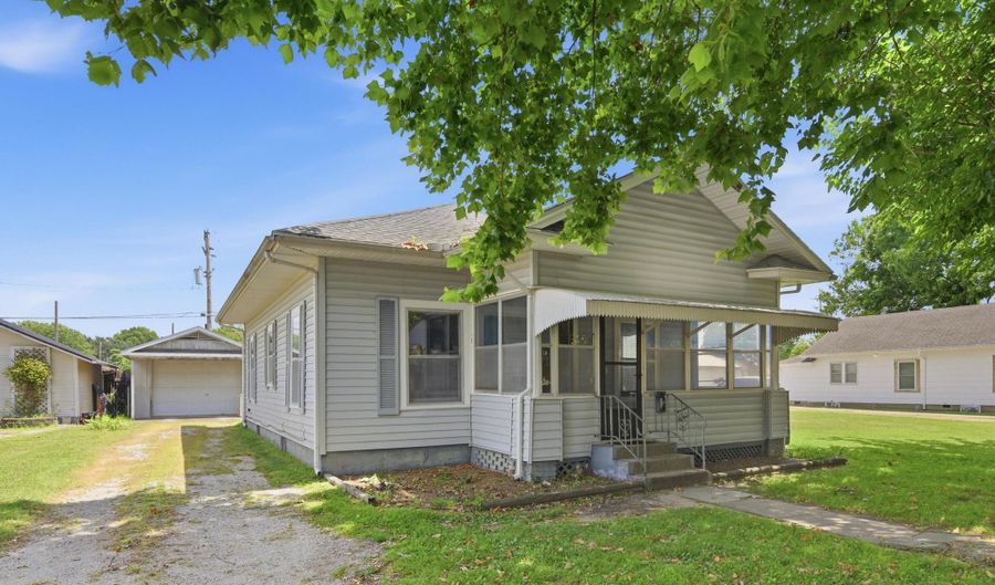 1918 Park Ave, Baxter Springs, KS 66713 - 2 Beds, 1 Bath